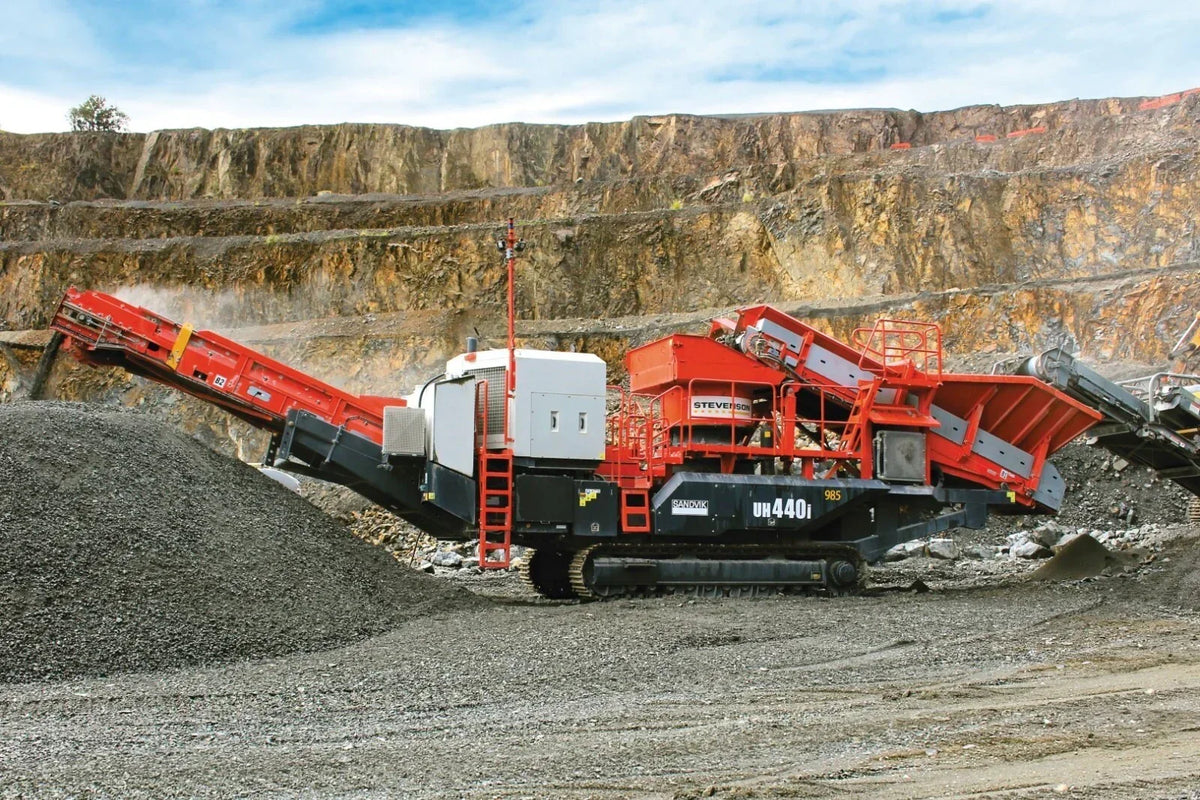 Sandvik UH440i mobile crusher in quarry operation, processing aggregates with conveyor system