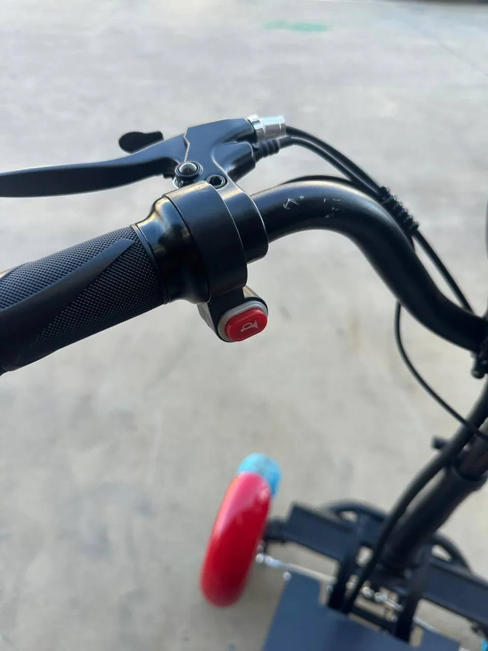 Electric scooter handlebar with red horn button and black grip