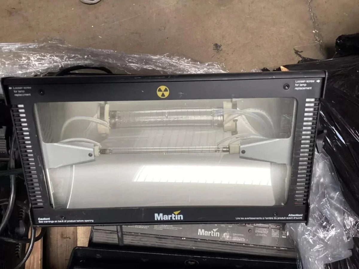 Martin UV lamp device with safety warnings and lamp replacement instructions